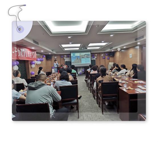 接着,来自弘润教育咨询公司的张总,介绍了公司的服务项目,围绕海外